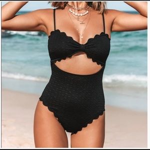 Cuout scallop cheeky one-piece bathing suit
